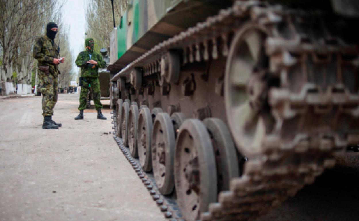 Dos soldados prorrusos vigilan junto a un tanque en Slaviansk. 