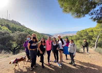 Imagen secundaria 1 - En la primera, Algunos de los asistentes a la caminata de recogida de basura y reforestación con GEA Málaga. En la siguiente, Angelina Molina, Cristina Gaspar, Rocío Gaspar, Cristina Muñoz, Hélène Mostertman y algunas amigas en la ruta. En la última, Angelina Molina y Hélène Mostertman, durante la limpieza del Monte Victoria.