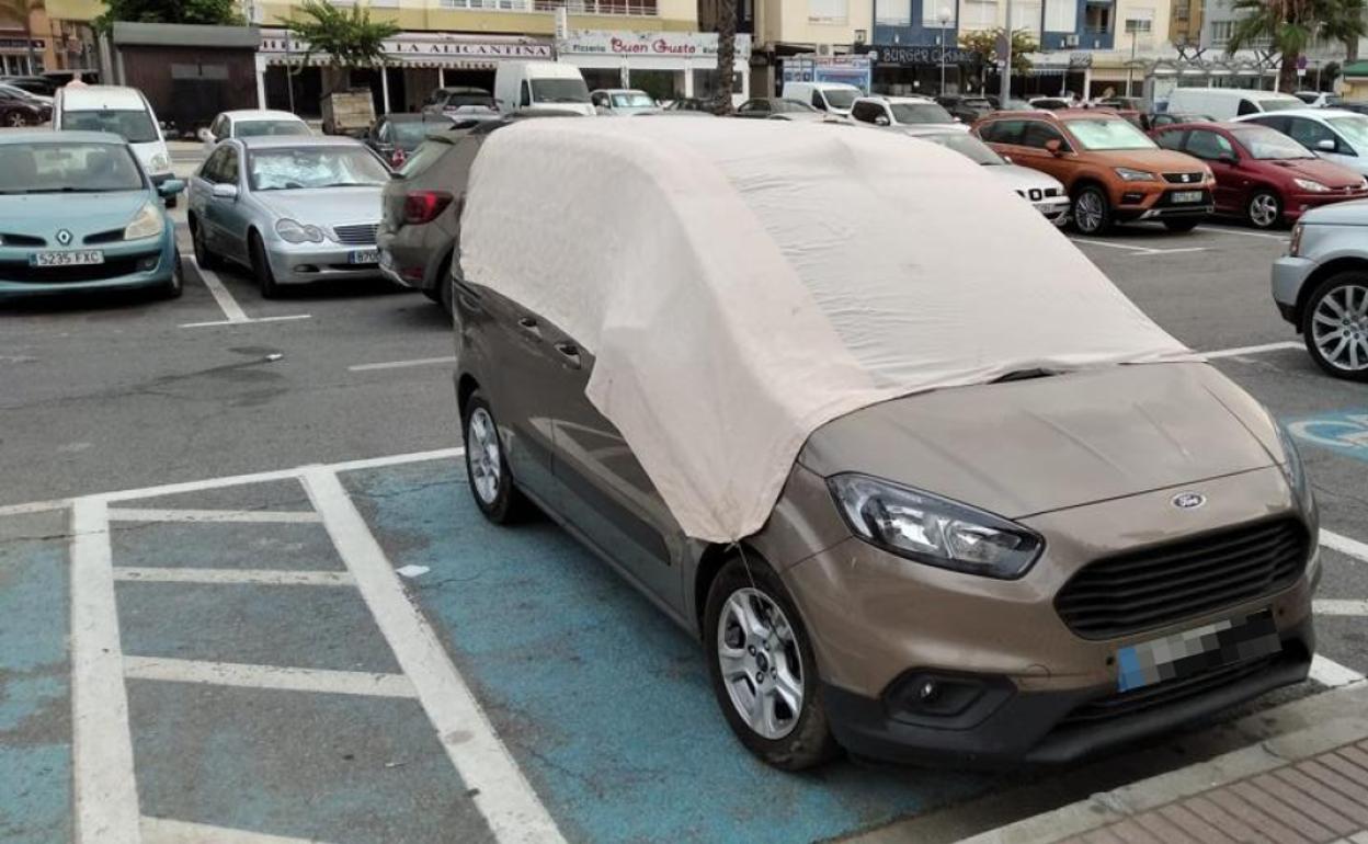 Imagen de un vehículo estacionado en una aparcamiento para minusválidos en Torre del Mar. 