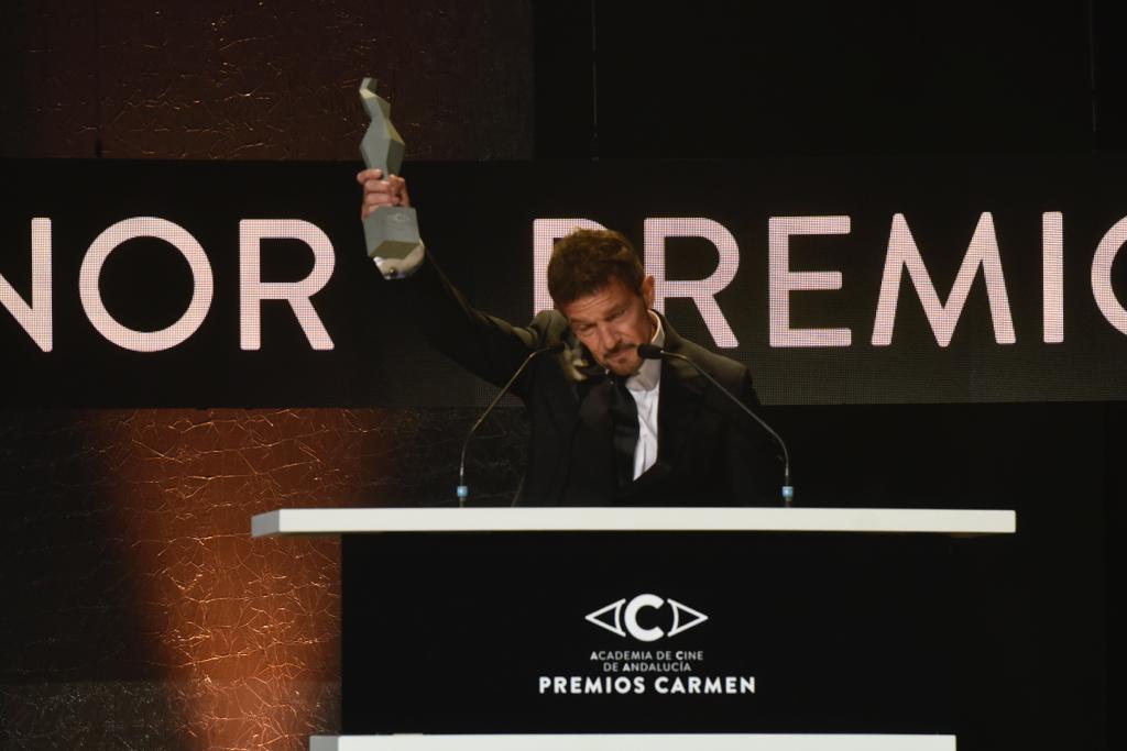 El actor Antonio Banderas recibe el Premio Carmen de Honor en el Teatro Cervantes de su tierra