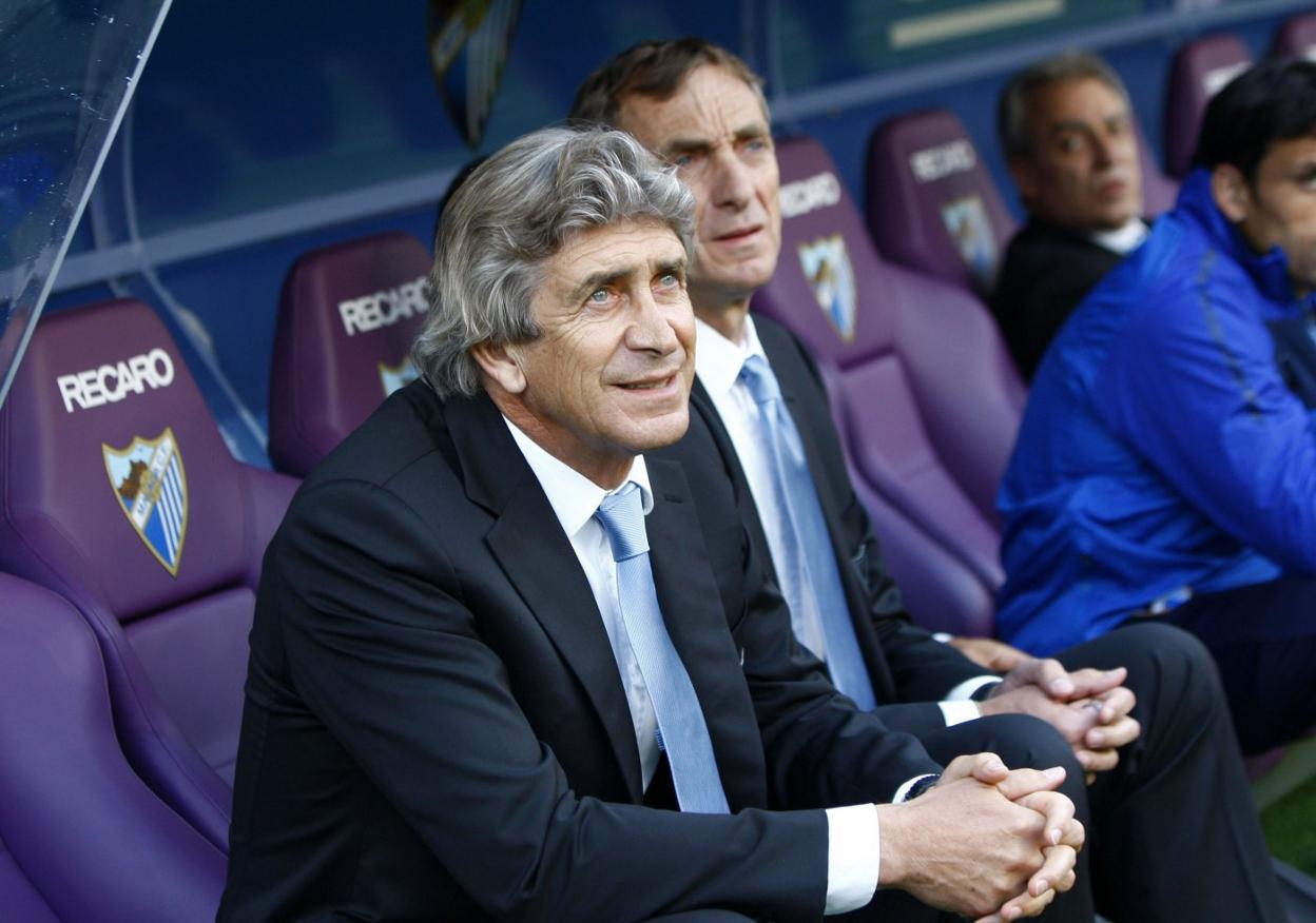 Manuel Pellegrini, en el banquillo del Málaga junto a Rubén Cousillas. sur