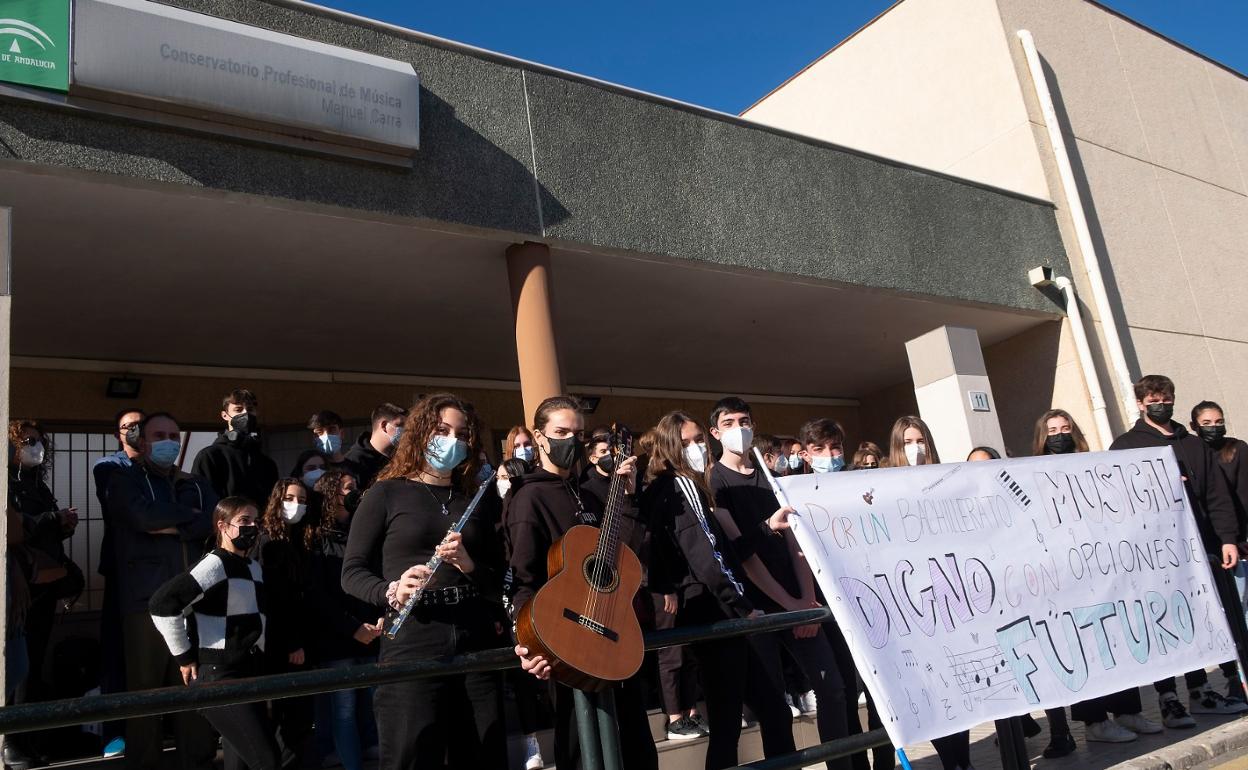 Algunos de los estudiantes afectados por el cambio de normativa, a las puertas del CPM Manuel Carra de la capital. 