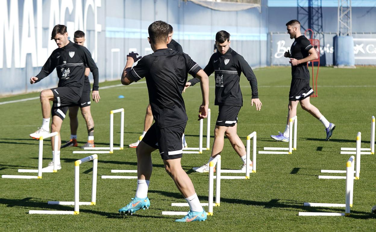 Jugadores del Málaga durante el entrenamiento de ayer en el Anexo. 