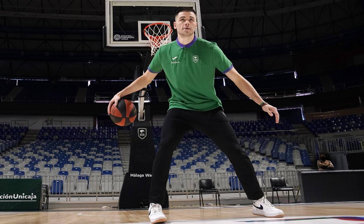 Matt Mooney posa antes de su presentación como nuevo jugador del Unicaja. 