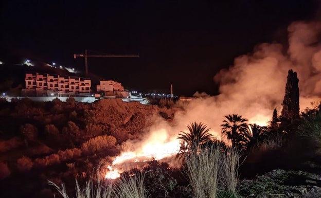 Imagen principal - Tres imágenes de los fuegos en Torrox (arriba), Alcaucín (abajo a la izquierda) y Frigiliana (a la derecha). 