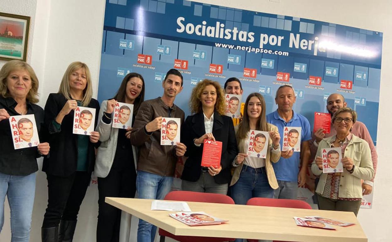 Belén López, segunda por la izquierda, durante la campaña de las generales de noviembre de 2019 en Nerja. 