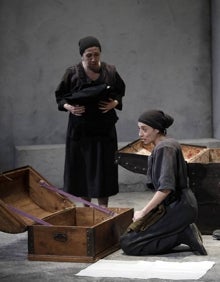 Imagen secundaria 2 - &#039;La casa de Bernarda Alba&#039; en el Cervantes: la fuerza de un Lorca en esencia