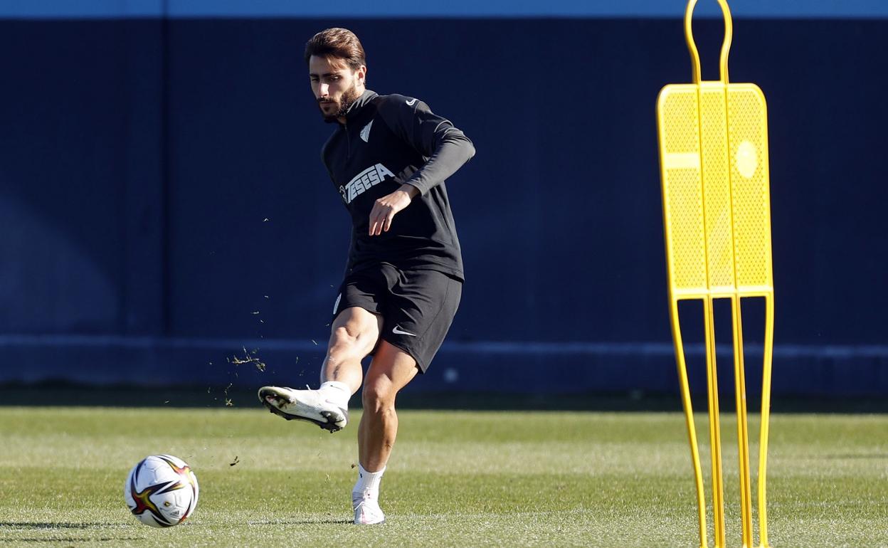 Luis Muñoz, en un entrenamiento con el Málaga antes de su lesión de rodilla.