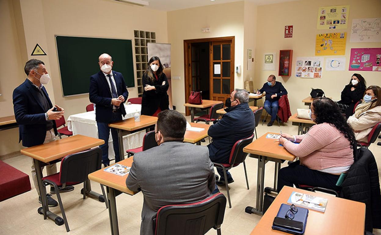 El alcalde Manuel Barón, la teniente de alcalde de Turismo Ana Cebrián y el delegado de Deportes Juan Rosas con hosteleros. 