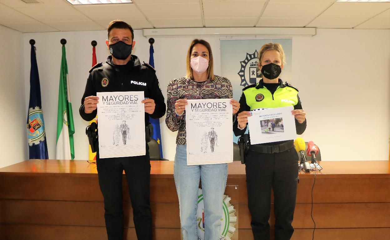 El jefe de la Policía Local, José Manuel Ruiz Ortega, y la concejala de Seguridad Ciudadana, Paola Moreno, y la agente María Jesús Quiñones. 