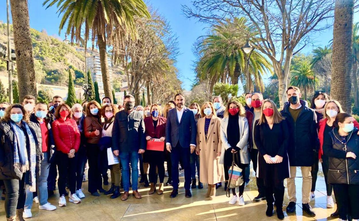 Dani Pérez, en el centro, rodeado de sus ediles y de trabajadores de las empresas del holding municipal.