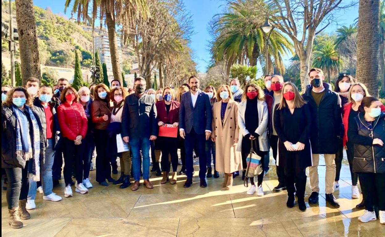 En el centro, Pérez, con empleados de empresas municipales y ediles socialistas.