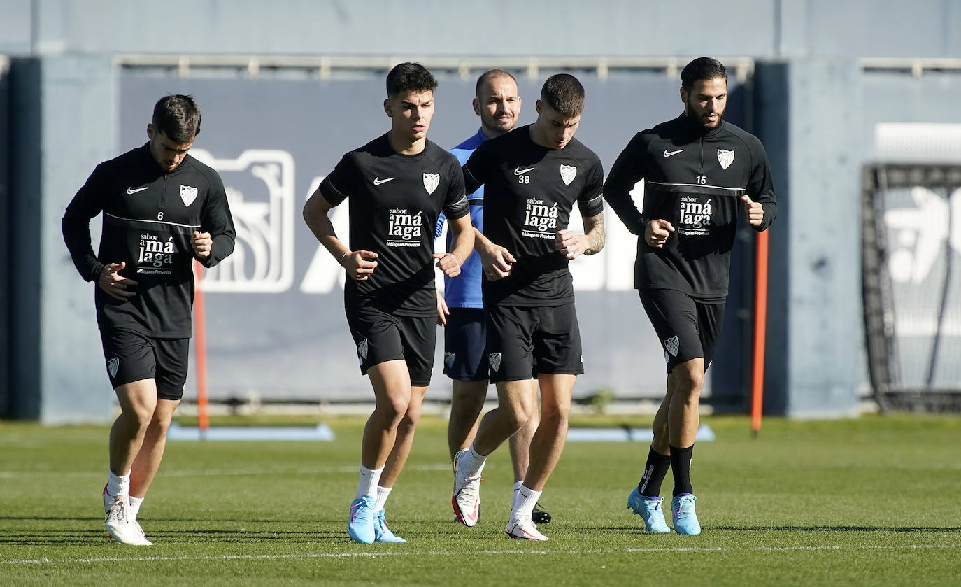 El flamante entrenador del equipo, Natxo González, busca soluciones para corregir la preocupante situación de juego y resultados con un extra de entrenamiento y convivencia de la plantilla en La Rosaleda. El siguiente partido es contra el Zaragoza este sábado 5 de febrero a las 18.15 horas en La Romareda.