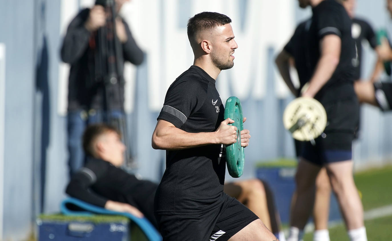 El flamante entrenador del equipo, Natxo González, busca soluciones para corregir la preocupante situación de juego y resultados con un extra de entrenamiento y convivencia de la plantilla en La Rosaleda. El siguiente partido es contra el Zaragoza este sábado 5 de febrero a las 18.15 horas en La Romareda.