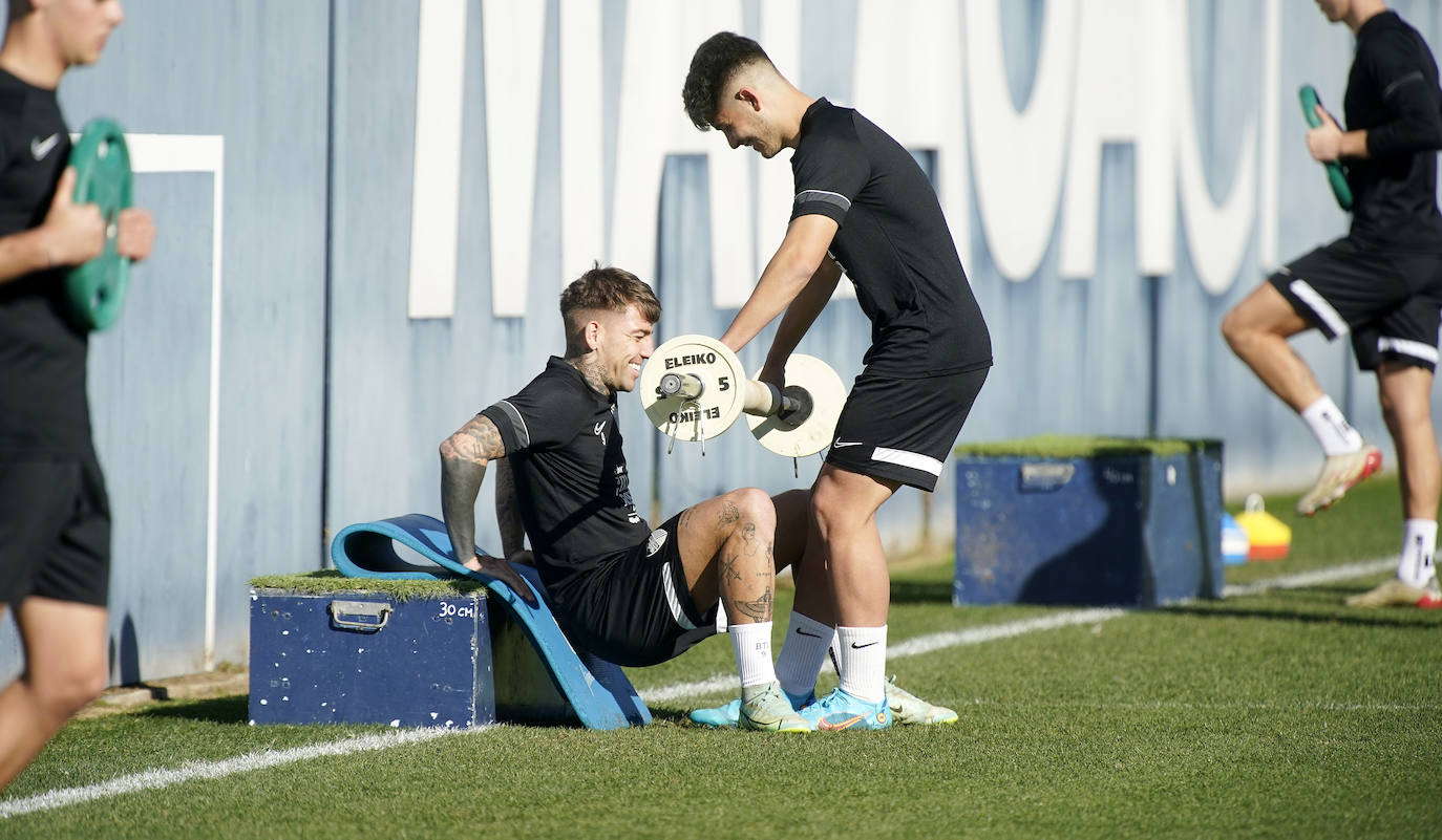 El flamante entrenador del equipo, Natxo González, busca soluciones para corregir la preocupante situación de juego y resultados con un extra de entrenamiento y convivencia de la plantilla en La Rosaleda. El siguiente partido es contra el Zaragoza este sábado 5 de febrero a las 18.15 horas en La Romareda.