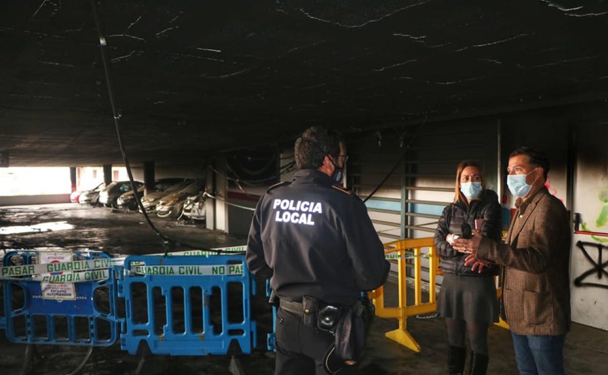 La edil de Hacienda y el alcalde, en una visita al aparcamiento el pasado diciembre tras el incendio. 