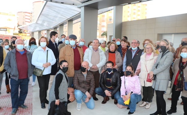 Ediles del gobierno y el alcalde, con vecinos de la zona, este jueves en la remodelada estación torroxeña. 