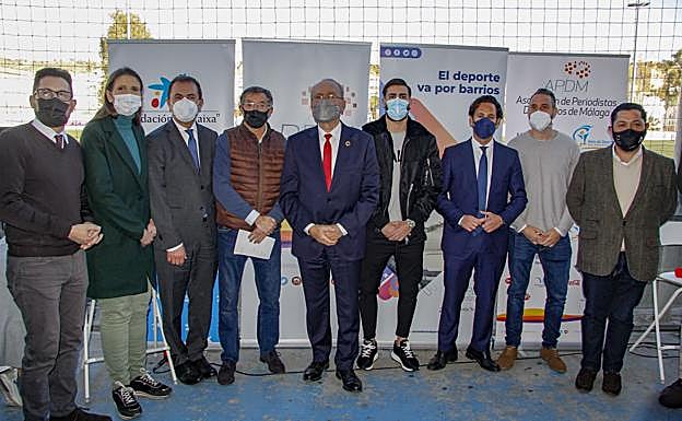Imagen principal - Varios momentos del acto organizado por la Asociación de Periodistas Deportivos de Málaga y Fundación La Caixa en el Campo Municipal La Virreina.