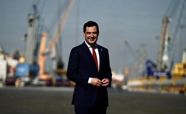 El presidente de la Junta, Juanma Moreno, en su visita al puerto de Huelva.