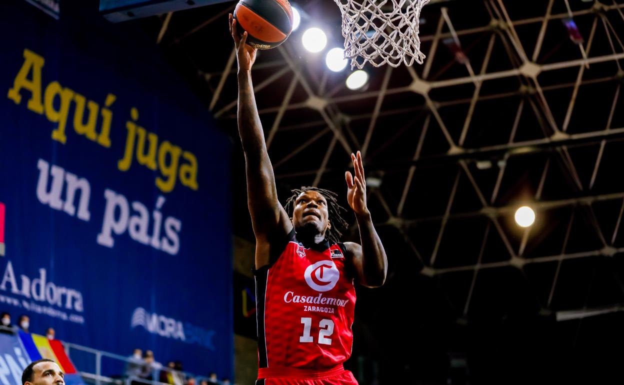 Deon Thompson logra una canasta en el partido entre el Zaragoza y el Andorra de esta temporada. 