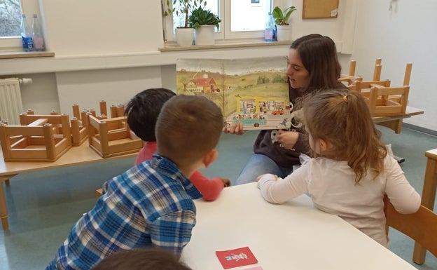 Alba García Pérez, con un grupo de niños de su clase en el colegio Kneippweg 8. 