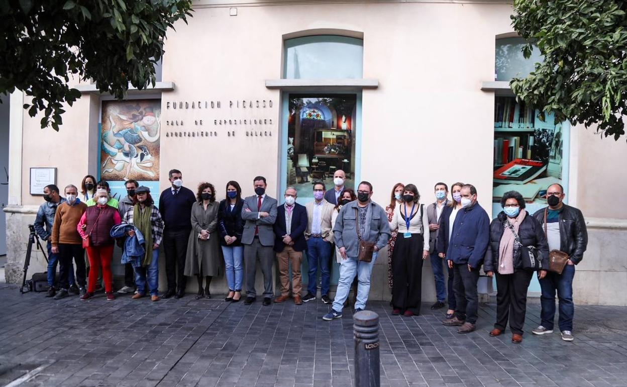 Autoridades y artistas, durante la presentación de la muestra en el Museo Casa Natal de Picasso. 