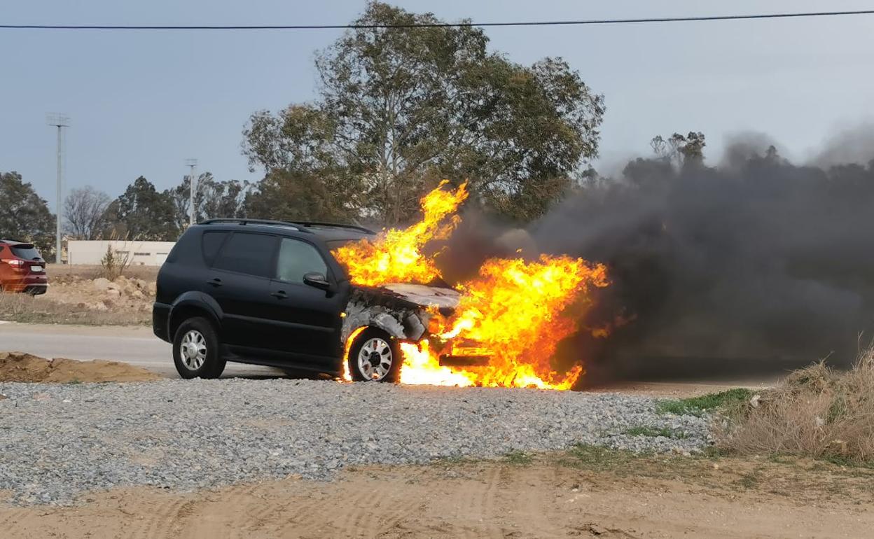 Arde un vehículo en la carretera Campo de Golf de Guadalmar