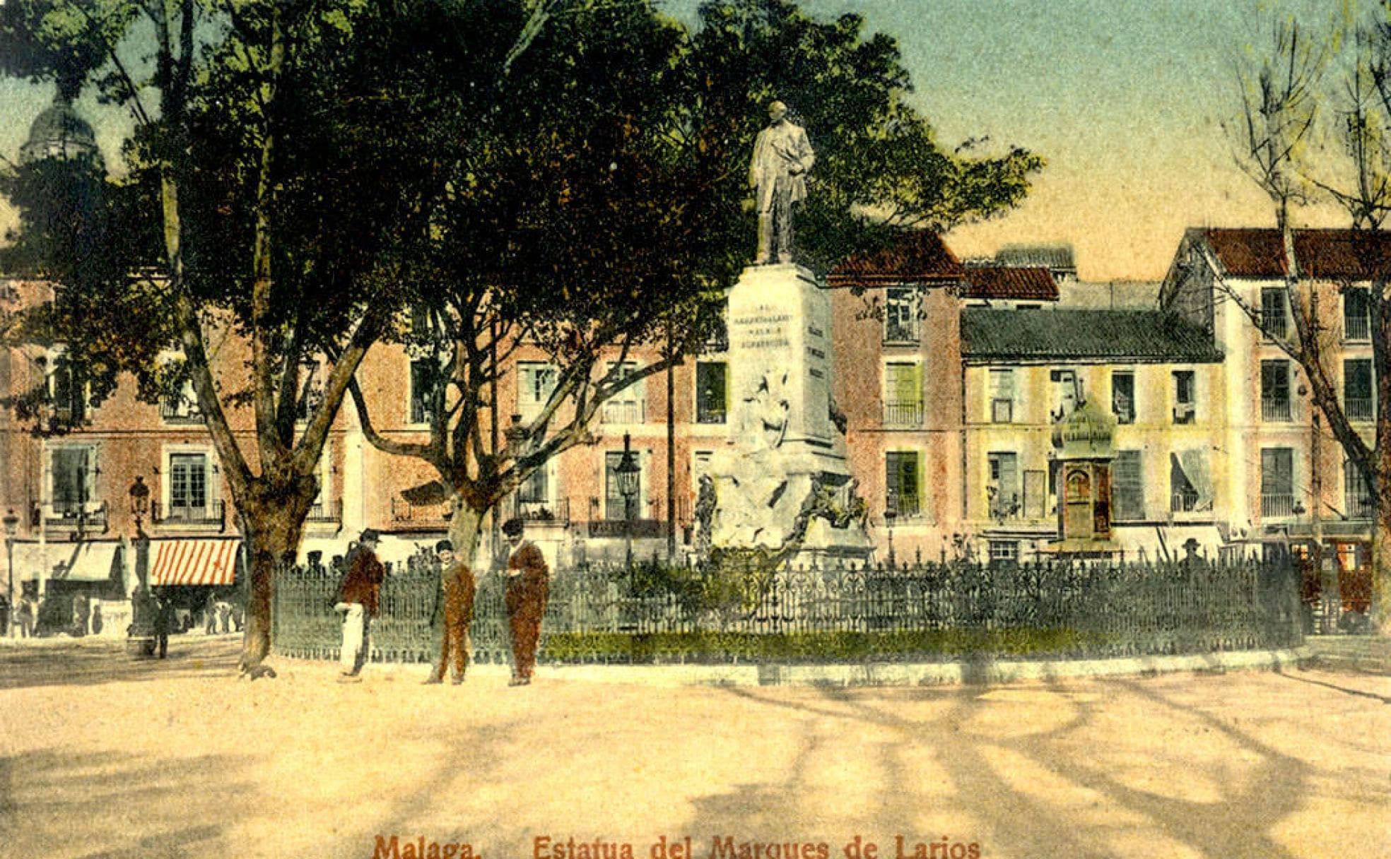 Estatua del marqués de Larios a principios de siglo, con el conjunto orientado hacia La Alameda