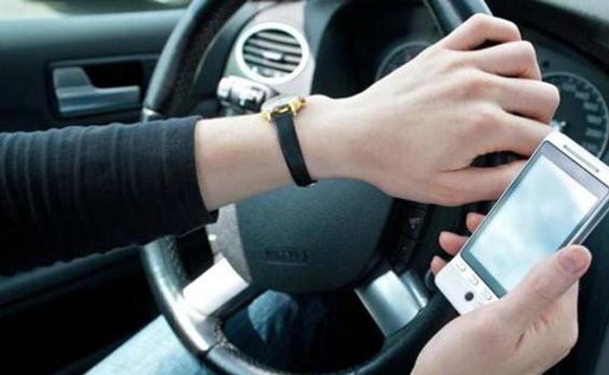 Cómo llevar el móvil en el coche para que no te multen