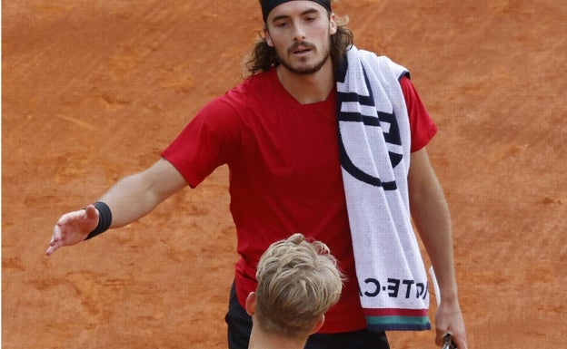 El saludo entre Tsitsipas y Davidovich en 2021 en Montecarlo tras retirarse este al final del primer set. 