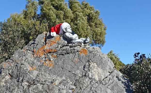 Imagen principal - Alguien colocó sobre rocas de la sierra de Mijas estos gnomos. Abajo, desde este columpio había una vista espectacular de la costa. Los duendes fueron retirados a mediados del pasado mes de enero.