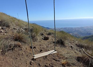 Imagen secundaria 1 - Alguien colocó sobre rocas de la sierra de Mijas estos gnomos. Abajo, desde este columpio había una vista espectacular de la costa. Los duendes fueron retirados a mediados del pasado mes de enero.