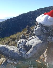 Imagen secundaria 2 - Alguien colocó sobre rocas de la sierra de Mijas estos gnomos. Abajo, desde este columpio había una vista espectacular de la costa. Los duendes fueron retirados a mediados del pasado mes de enero.