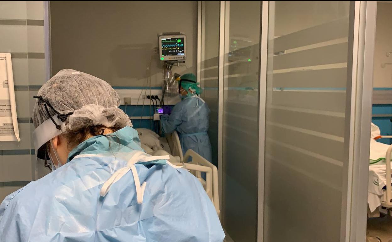 Imagen de dos profesionales sanitarios de urgencias. 