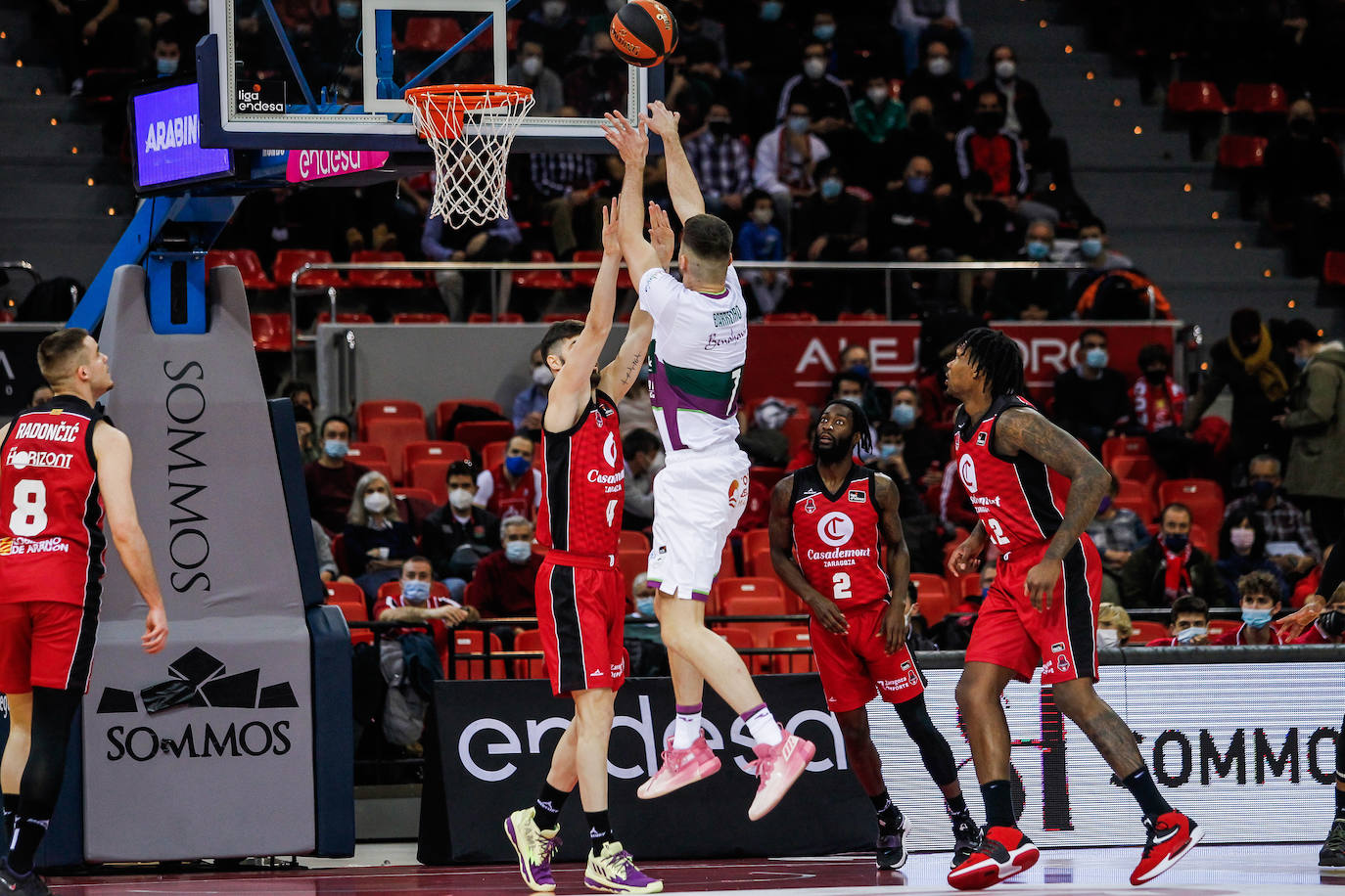 El Unicaja, impotente, fue por detrás en el marcador todo el partido 