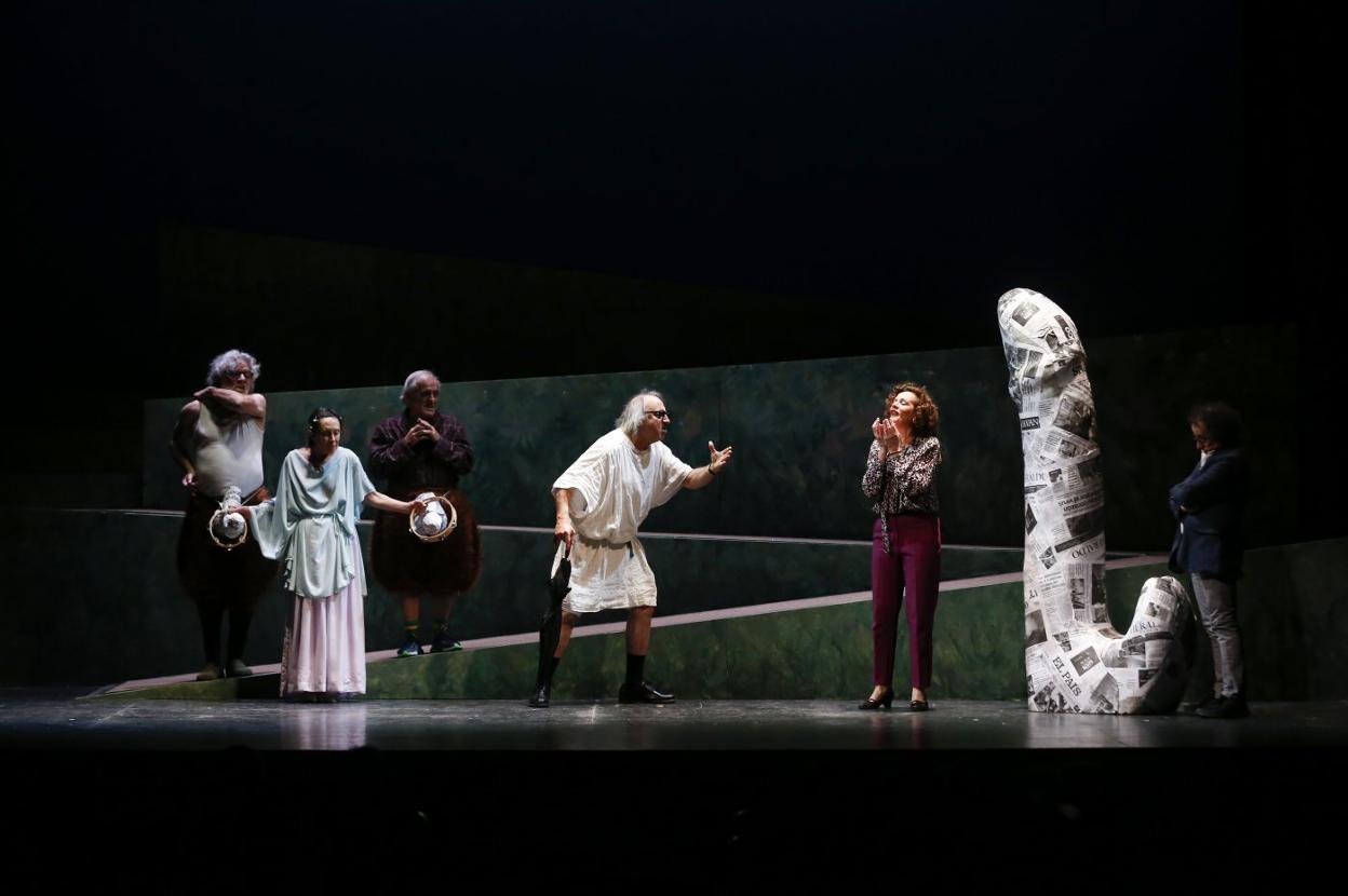 Els Joglars, durante la representación en el Teatro Cervantes de su obra '¡Que salga Aristófanes!'. 