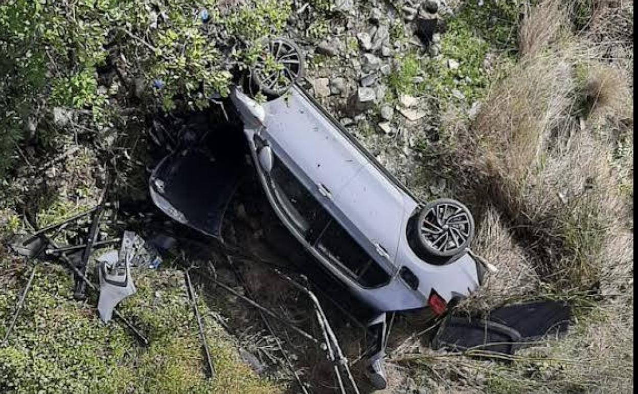 Salen por su propio pie tras caer con su coche desde 12 metros de altura en Benahavís