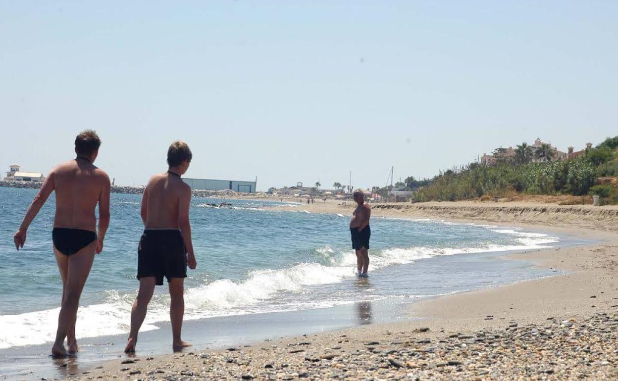 La Junta deniega la construcción de un chiringuito de obra en la playa de Calahonda en Marbella