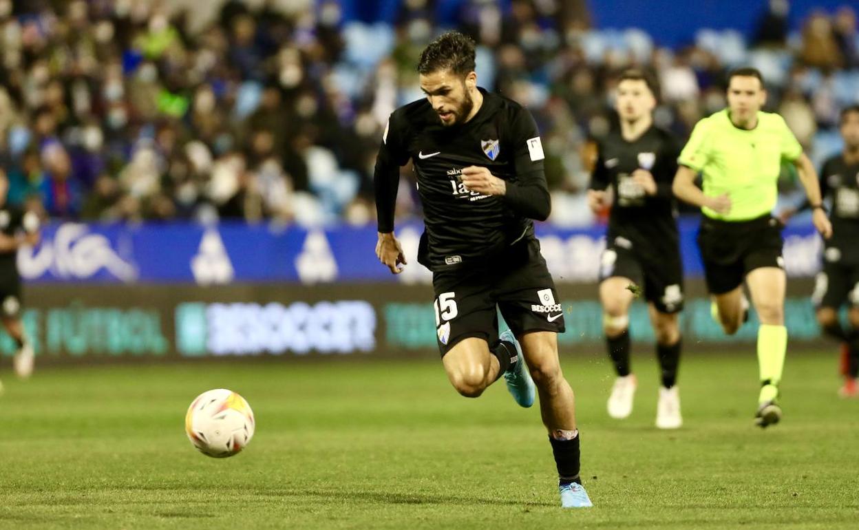 El jugador del Málaga, Antoñín Cortés, en una jugada del partido contra el Zaragoza.