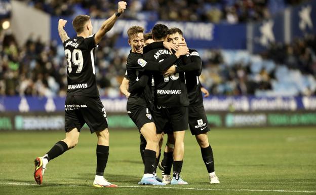 Compañeros abrazan a Antoñín tras su gol en Zaragoza.