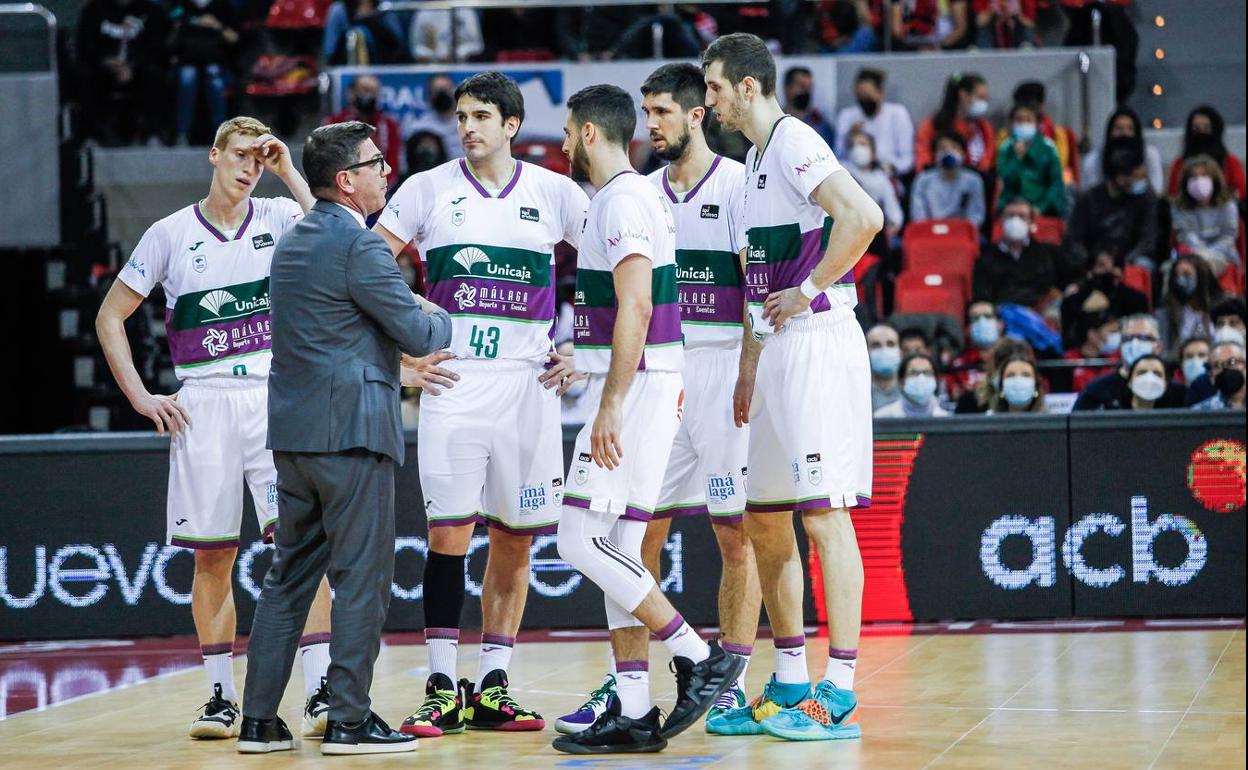 Fotis Katsikaris se dirige a sus jugadores durante el partido ante el Casademont Zaragoza. 