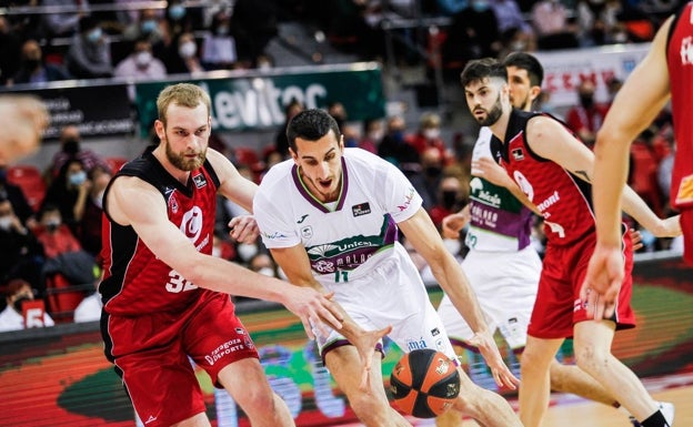 Un Unicaja sin rumbo ni alma también pierde en Zaragoza (93-82)