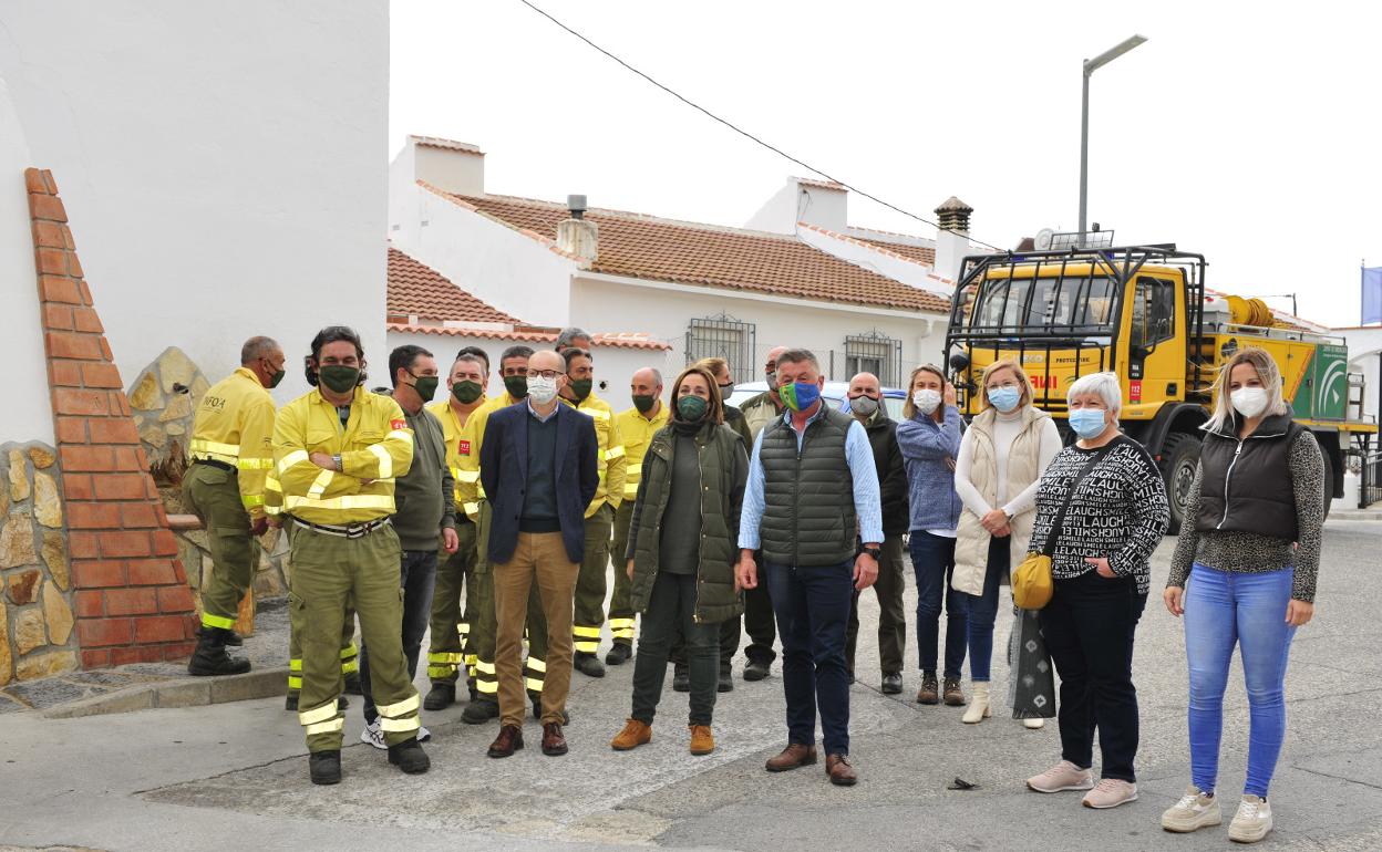 La viceconsejera y el delegado de Desarrollo Sostenible, este domingo en Canillas de Albaida, con el alcalde, vecinos, ediles y miembros del Infoca. 