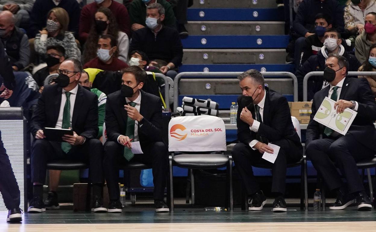 Javi Salvo, Alberto Miranda, Ángel Sánchez Cañete y Paco Aurioles, en el banquillo cajista. 