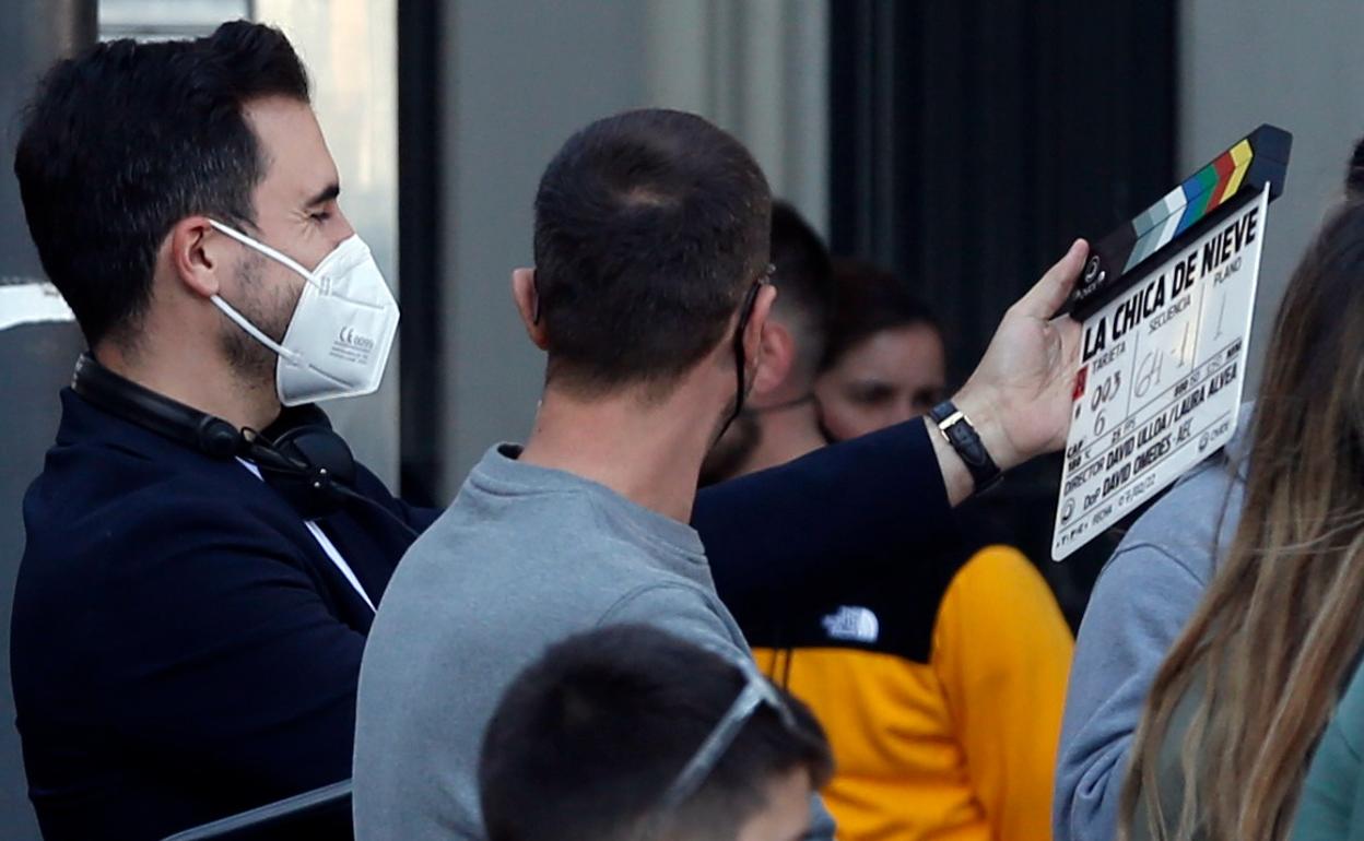 Javier Castillo, este lunes, con la claqueta de 'La chica de nieve', durante el rodaje de la serie. 