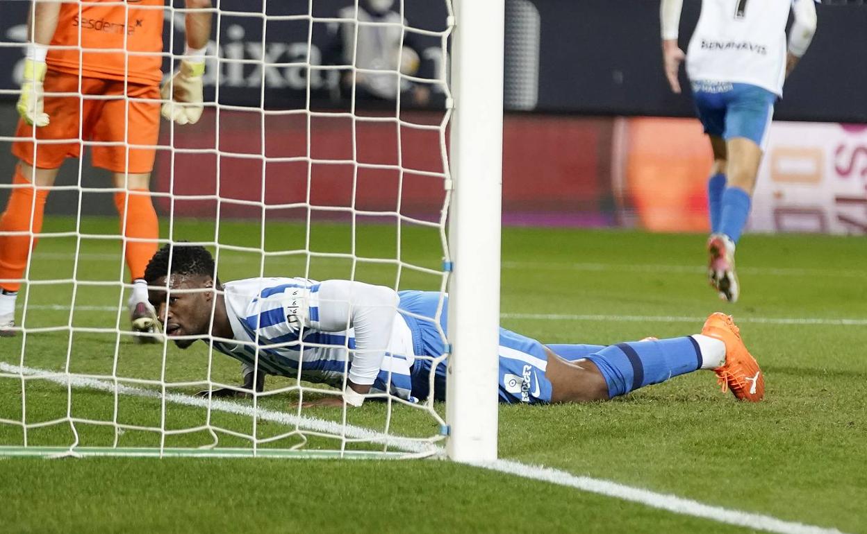 Sekou muestra su impotencia en el encuentro frente al Ibiza en La Rosaleda. 