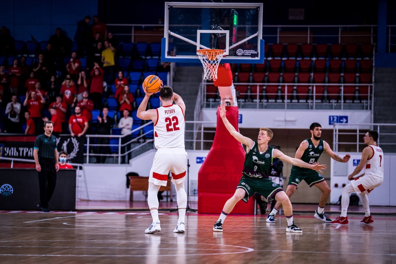 Derrota del Unicaja en su visita al Prometey, en la Champions League. 