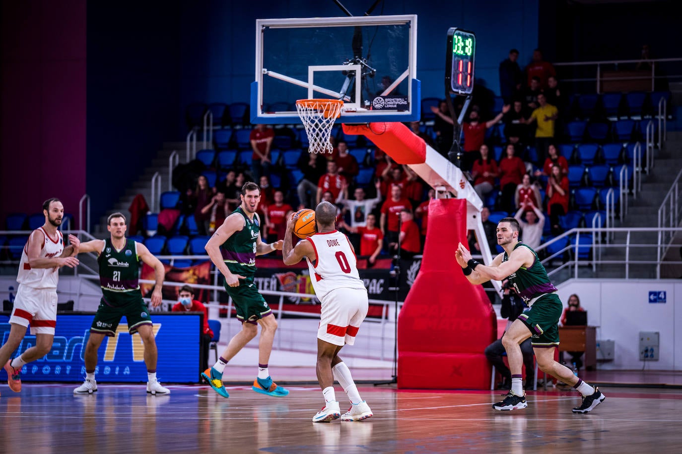 Derrota del Unicaja en su visita al Prometey, en la Champions League. 