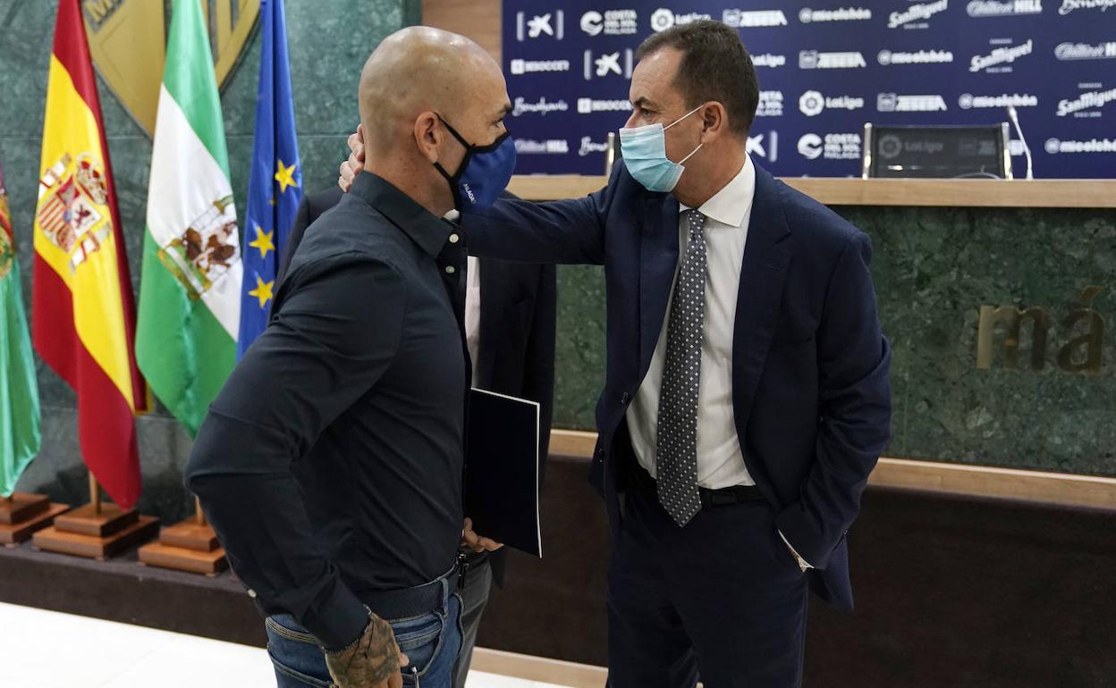 Manolo Gaspar y José María Muñoz se saludan en la sala de prensa de La Rosaleda.