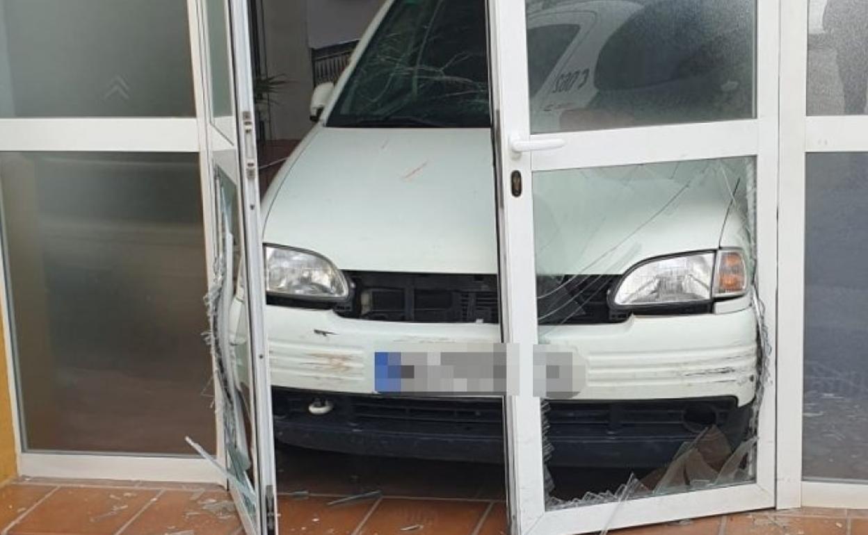 Detenido por empotrar adrede su coche contra el cuartel de la Guardia Civil de Mijas